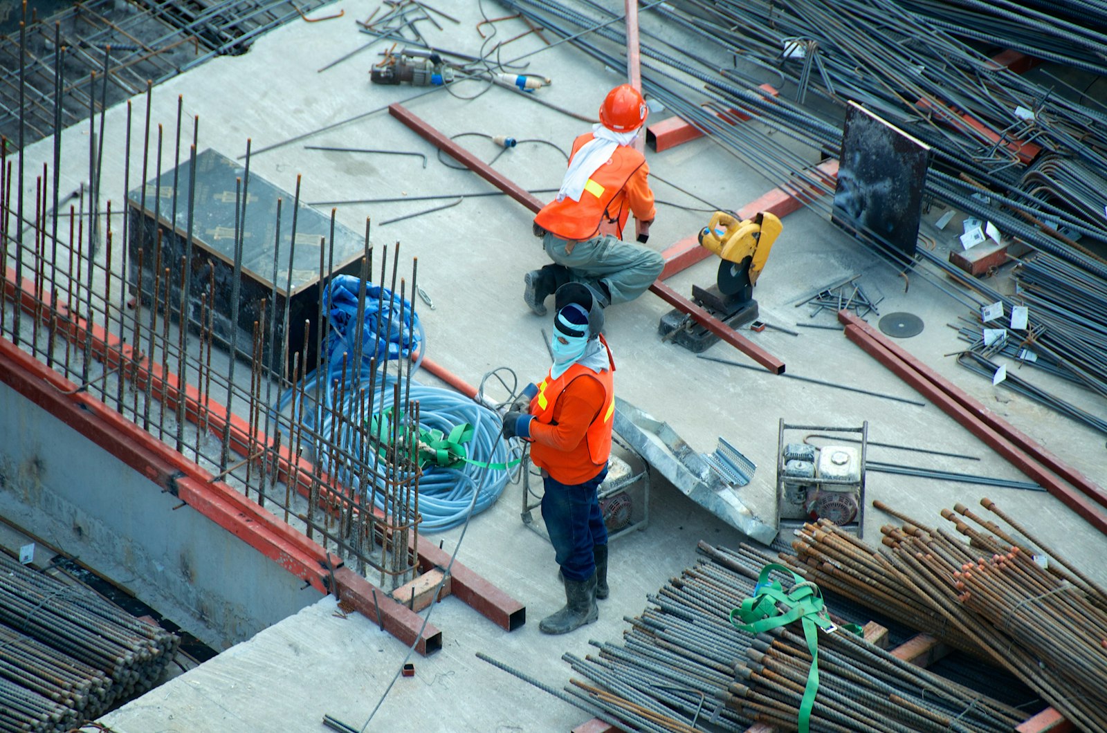 Professionelle Baustelle mit technischer Gebäudeausrüstung